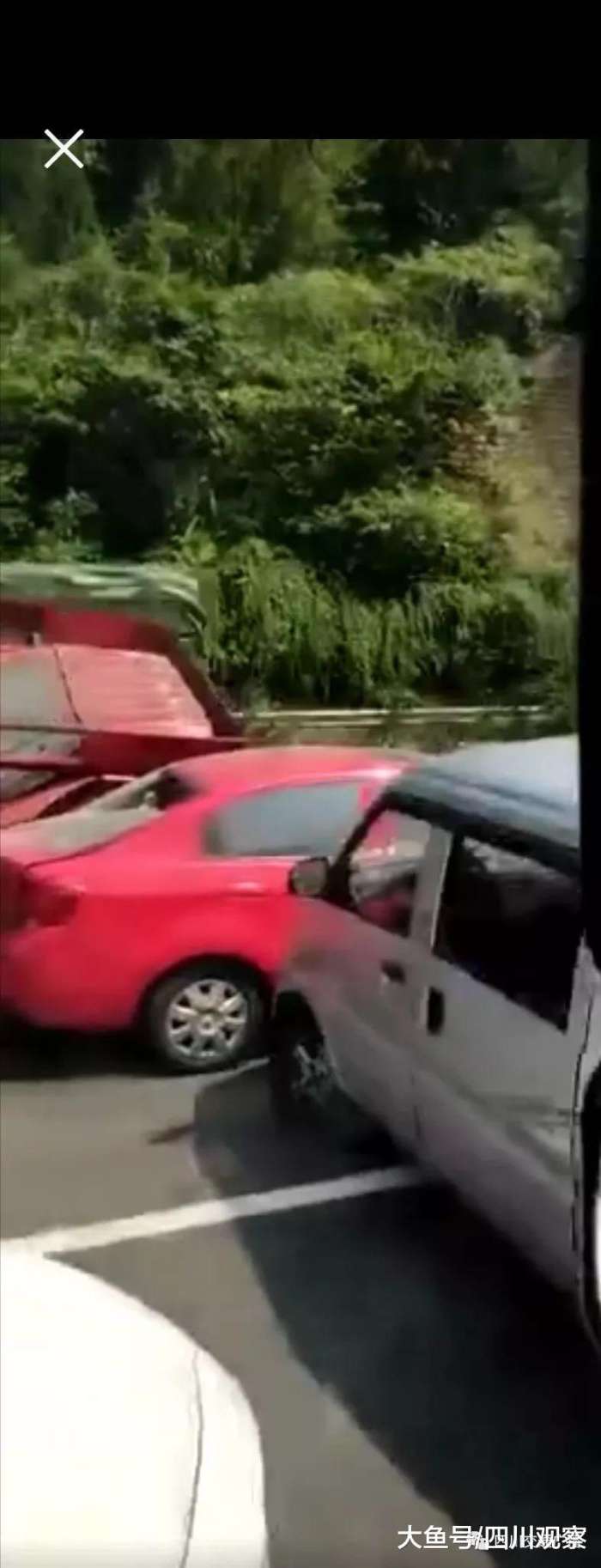 成绵高速发生多车追尾 车辆积压严重