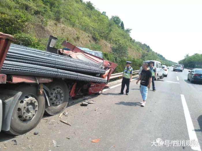 成绵高速发生多车追尾 车辆积压严重