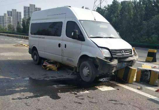 高速路突遇前车急停或急刹车咋办? 搞懂这两点, 保住小命!