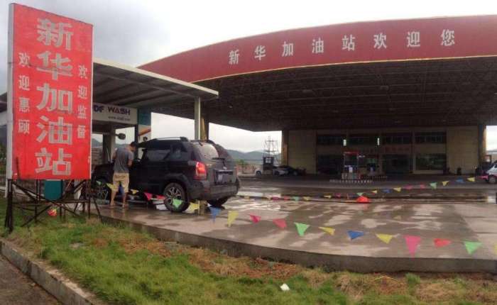 为啥私营加油站油价便宜还免费洗车? 知道内幕后, 车主冒了一身汗