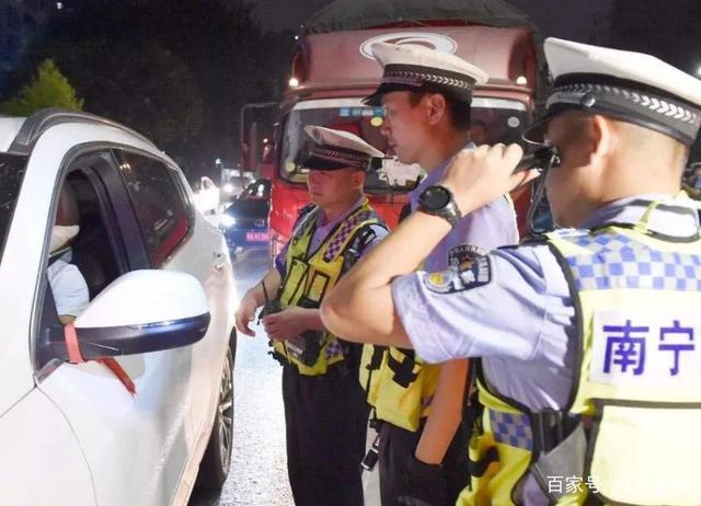 喝完一瓶啤酒过多久才能开车？交警：过了这个点，查不出一点酒精