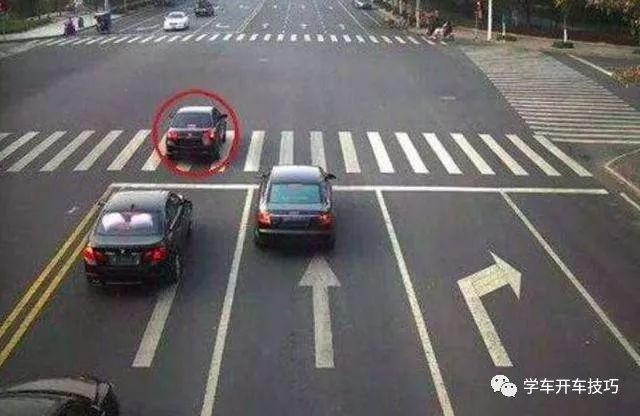 误闯红灯后到底该走该停?这样做一分也不扣!