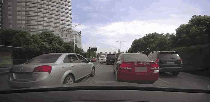 前车故意在双黄线变道, 后车却要负全责?