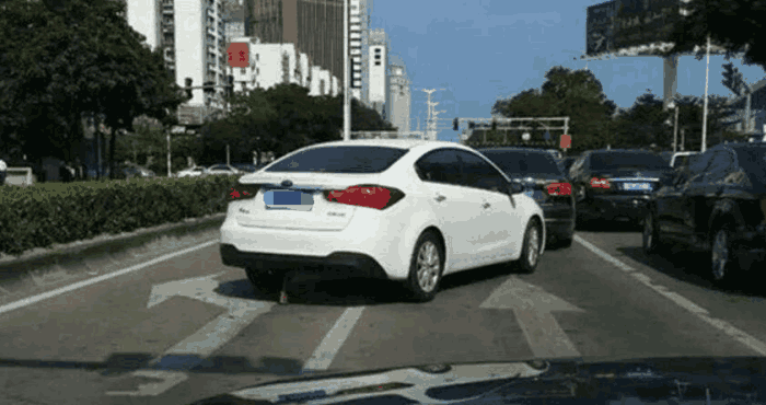 前车故意在双黄线变道, 后车却要负全责?