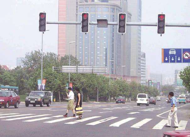 红灯到底能不能右转? 什么情况不能右转!什么情况下能右转