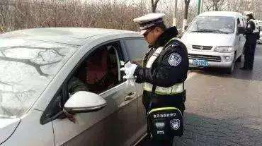 遇到交警查车,忘记带驾驶证怎么办?