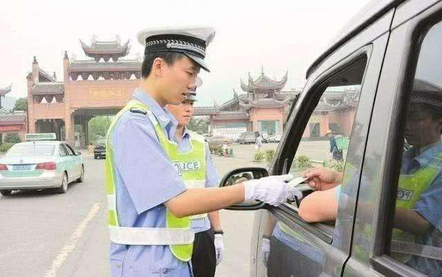 遇到交警查车,忘记带驾驶证怎么办?