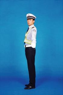 左转弯待转交警手势