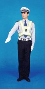 减速慢行交警手势