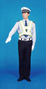 减速慢行交警手势