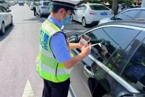 违停扣多少分罚款多少，具体看处于什么地方（市区违停只罚款200元不扣分）