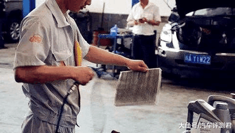汽车开空调耗油?修车工说漏嘴,一个小动作,既制冷还省油!
