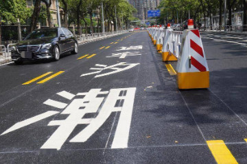 潮汐车道可以掉头吗，潮汐车道不允许掉头和借道超车(否则记三分并罚款)标志图片