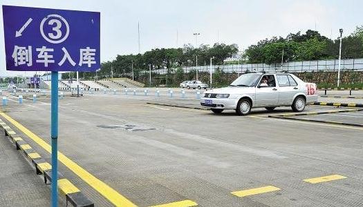 科目二倒车入库点位图,到点就需要打方向、刹车、踩离合