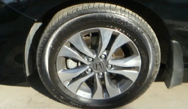 本田雅阁轮胎型号尺寸 轮胎型号为235/45 r18