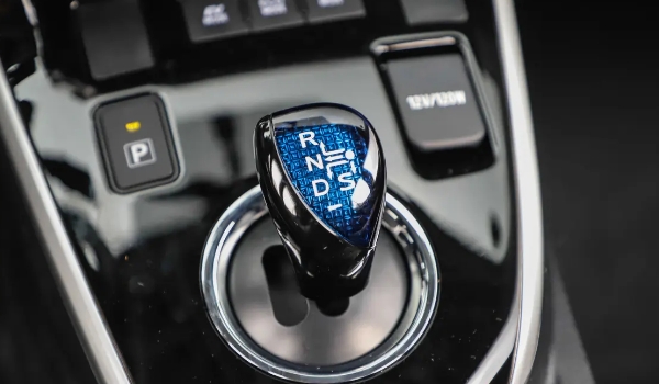 卡罗拉是什么变速箱 采用三种变速箱（E-CVT/CVT/6MT）