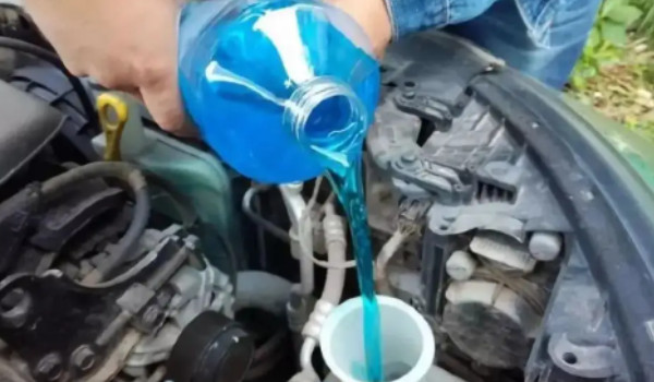 威兰达玻璃水在什么地方 引擎舱左下角黑色瓶盖