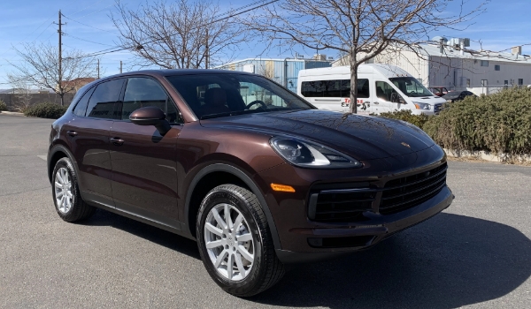 保时捷卡宴混动好还是油的好,追求动力当然是油的刺激