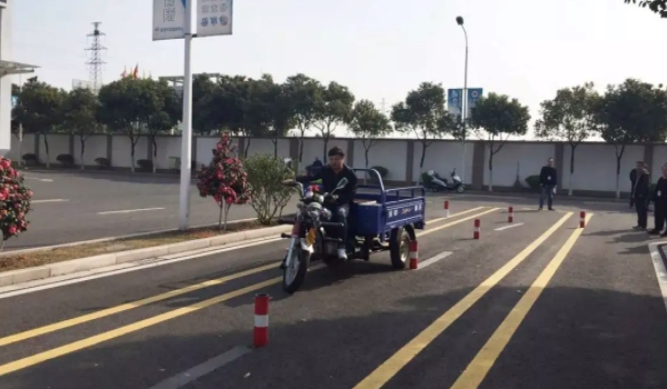 已经有c1证了怎么考摩托车 直接到当地驾校报名考取(二项合一)