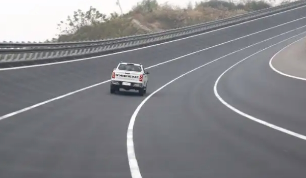 四驱车为什么不建议跑高速 没有这样的说法(四驱车高速行驶很稳定)