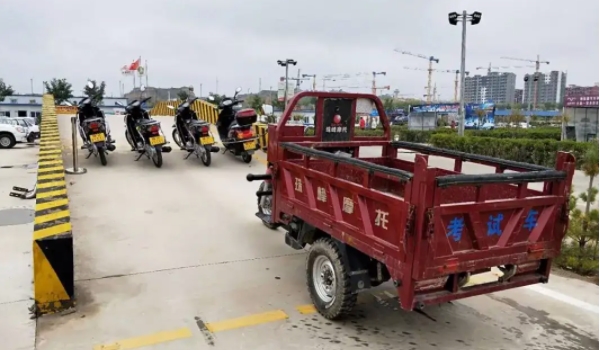 有小车驾驶证怎么考摩托车驾驶证 到驾校报考就可以(要满足条件)