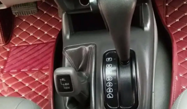 自动挡汽车的正确驾驶步骤 踩刹车,松手刹,挂档,松刹车,踩油门