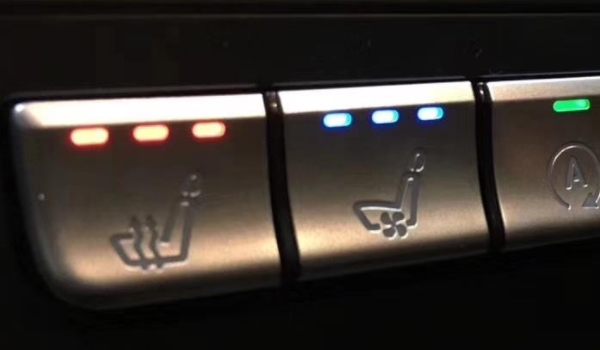 座椅加热开关标志 座椅的标记上面有三个条形箭头