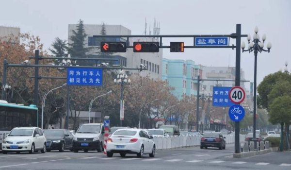 红灯闯一半停下来了算闯红灯吗 不算闯红灯(停下不可以移动车辆)