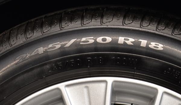 汽车轮胎的规格型号怎么看 轮胎侧面的数字加字母标记可以看出