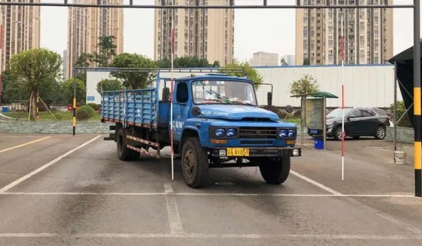 b2驾照年龄限制多少岁 20周岁到60周岁以下(50岁以上不能报考)
