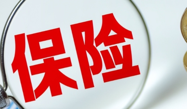 自己开车把车刮了怎么走保险 可以拨打保险公司电话(现场拍照留证)