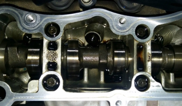 发动机漏机油怎么处理 更换气门垫、机油滤芯、检查密封胶
