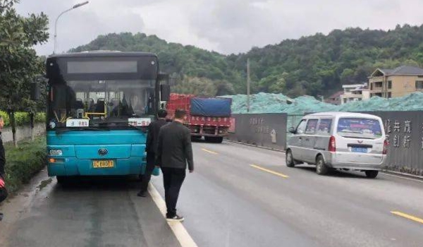 中型客车核载多少人 大于9人小于20人(要求B1驾驶证)