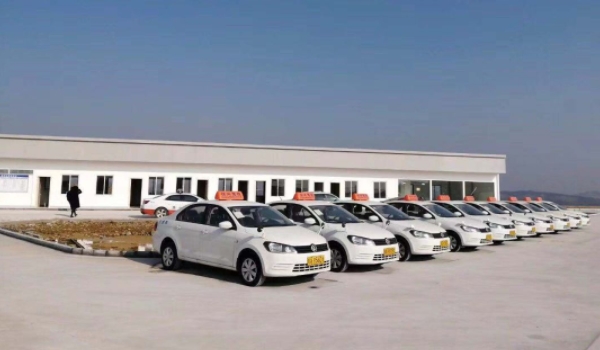 驾校学车多少钱 价格3000-10000元之间(驾驶类型不同费用不同)