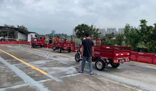 摩托车驾照怎么考 到驾校或车管所报名考取(共三科考试)