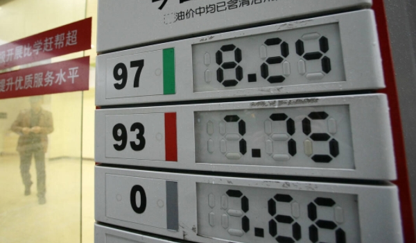 1升汽油等于多少斤 等于1.45斤（计算公式密度ρ=m/V，质量m=ρV）