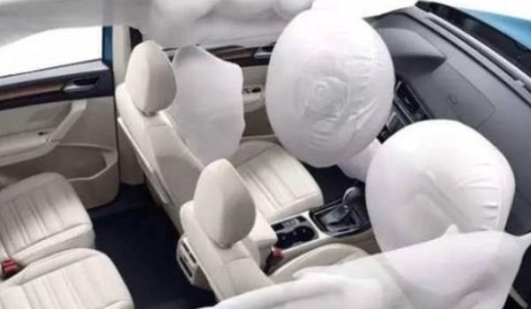 cx30搭载了几个气囊 搭载了7个(安全性很高)