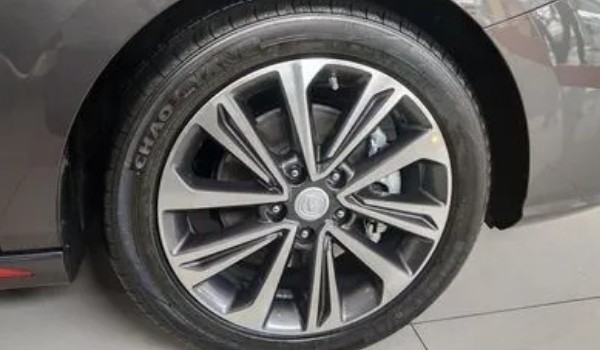 锐程plus轮胎型号规格 尺寸为225/45 r18(胎宽225mm)