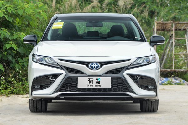 凯美瑞2023款报价及图片,2023款豪华版售价19.98万(分期首付8.6万)
