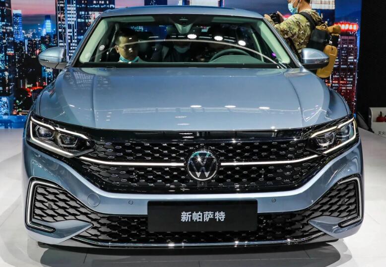帕萨特2023款报价及图片价格,指导价18.19-25.29之间(分期0利息)