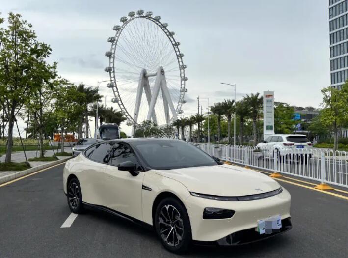 小鹏P7电动汽车价格及图片，指导价20.99-33.99万(顶配拥有剪刀门设计)