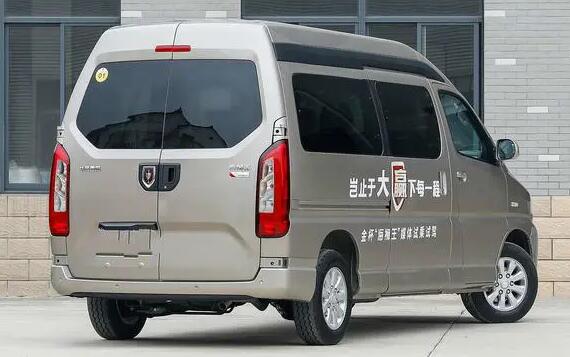 金杯面包车7座报价多少,指导价10.39-19.99之间(主要差距在于座椅用料)
