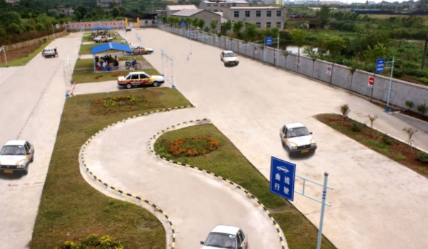 c1驾照能开什么车 小型汽车(自动挡和手动挡均可驾驶)