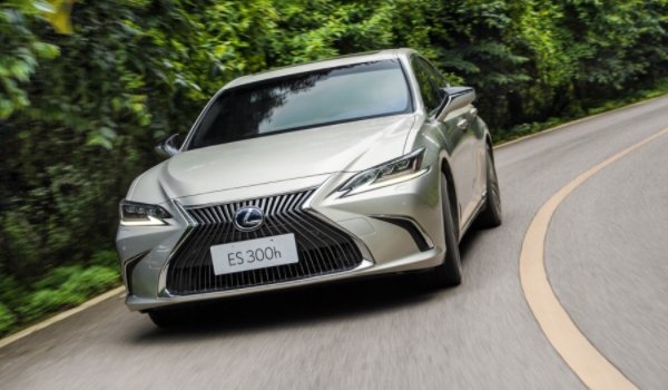 雷克萨斯es300h新款价格 新车售价37.99万（分期首付16.06万）