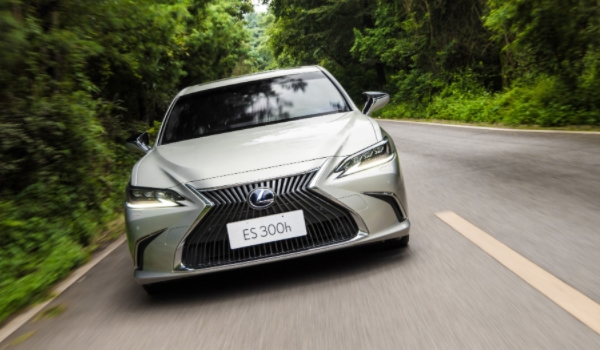 雷克萨斯es300h新款价格 新车售价37.99万（分期首付16.06万）
