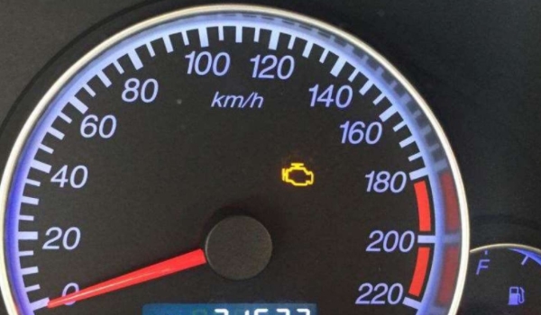 发动机故障灯亮黄灯是什么原因引起的 零部件问题，汽油问题