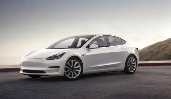 特斯拉model 3最新价格 2022款车型售价为23.19万元(分期首付款7.85万元)