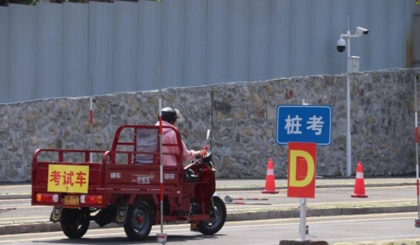 摩托车驾照怎么考 到驾校来完成考试（有固定的项目）