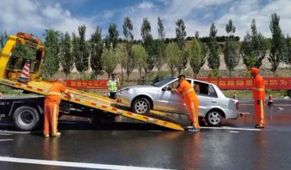 高速道路24小时救援 可以拨打相关电话联系(号码12122)