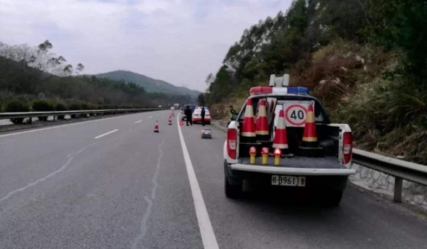 高速道路24小时救援 可以拨打相关电话联系(号码12122)